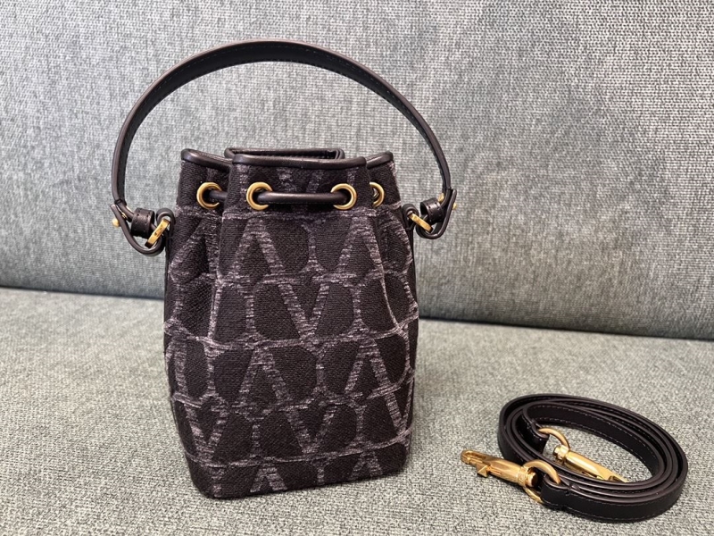 Va1e*ntin0 bucket bag